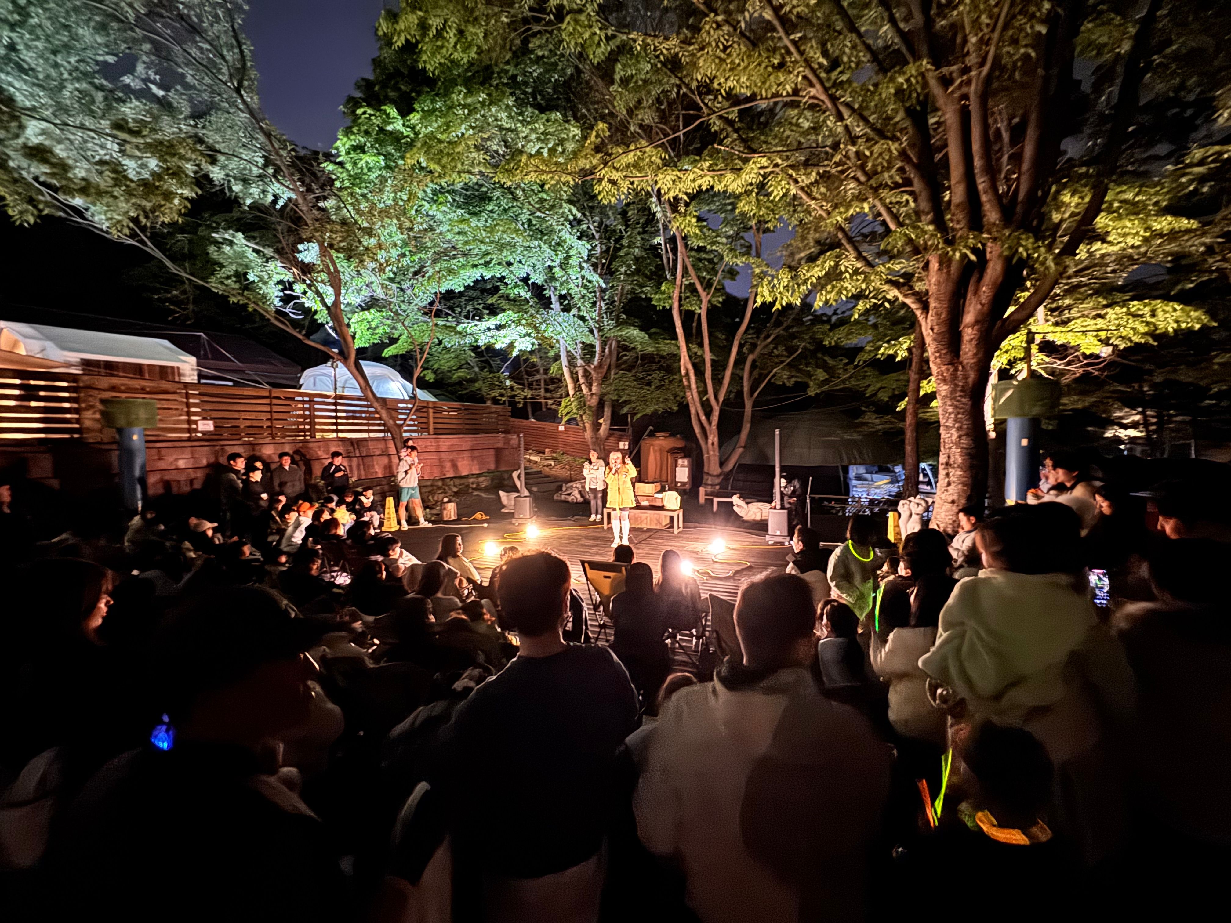 숲 캠핑장의 전경과 목제 데크